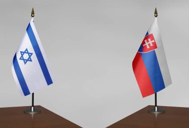 İsrail ve Slovakya 'nın bayrakları gri arka planda duruyor