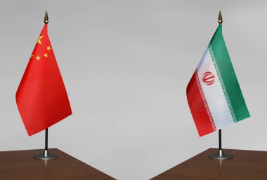 Çin ve İran 'ın bayrakları gri arka planda duruyor