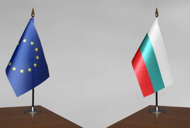 Avrupa Birliği ve Bulgaristan 'ın bayrakları gri arka planda duruyor