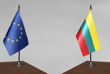 Avrupa Birliği ve Litvanya 'nın bayrakları gri bir arka planda duruyor