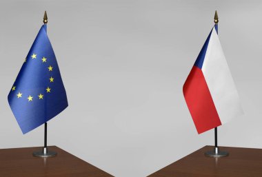Avrupa Birliği ve Çek Cumhuriyeti 'nin bayrakları gri bir arkaplanda duruyor
