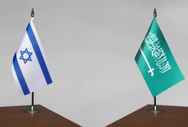İsrail ve Suudi Arabistan 'ın bayrakları gri arka planda duruyor