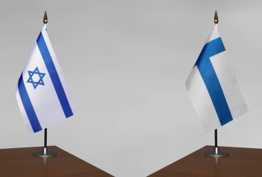 İsrail ve Finlandiya 'nın bayrakları gri arka planda duruyor
