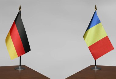 Romanya ve Almanya 'nın bayrakları gri arka planda
