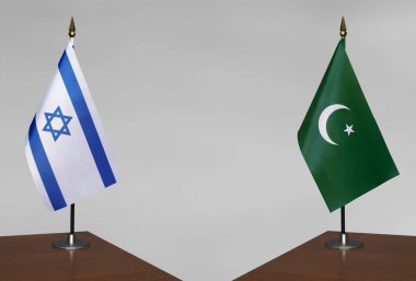 Gri arka planda İsrail ve Pakistan 'ın bayrakları bulanık