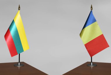 Romanya ve Litvanya 'nın bayrakları gri arka planda
