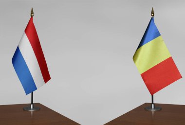 Romanya ve Hollanda 'nın bayrakları gri arka planda
