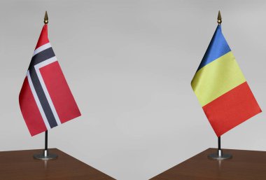 Romanya ve Norveç 'in bayrakları gri arka planda