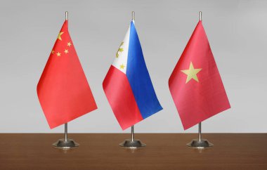 Gri arka planda Çin, Filipinler ve Vietnam bayrakları
