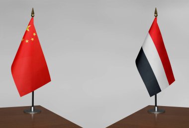 Gri arka planda Çin ve Yemen 'in bayrakları