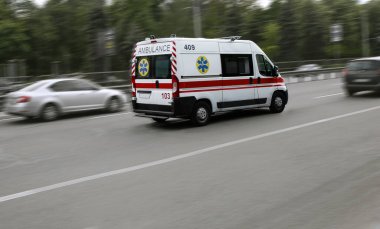 Bir ambulans şehir caddesi boyunca hızla gider.