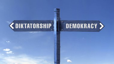Yol tabelasında gökyüzüne karşı 