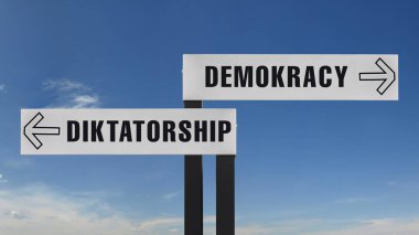 Yol tabelasında gökyüzüne karşı 