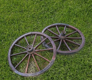 İki tekerlek yeşil çimlerin üzerine kapanır