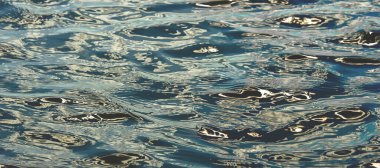 Işık parıltısıyla su yüzeyi şeklinde soyut bir arkaplan