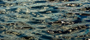 Işık parıltısıyla su yüzeyi şeklinde soyut bir arkaplan