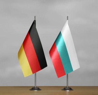 Almanya ve Bulgaristan 'ın bayrakları gri arka planda duruyor