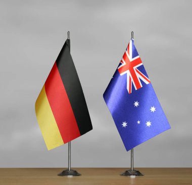 Almanya ve Avustralya 'nın bayrakları gri arka planda duruyor