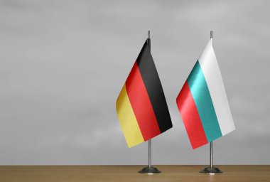 Almanya ve Bulgaristan 'ın bayrakları gri arka planda duruyor