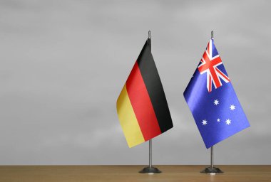 Almanya ve Avustralya 'nın bayrakları gri arka planda duruyor