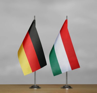 Almanya ve Macaristan 'ın bayrakları gri arka planda duruyor