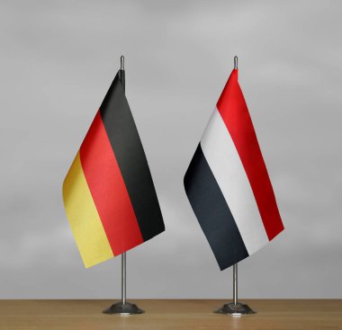 Almanya ve Yemen Cumhuriyeti 'nin bayrakları gri arka planda duruyor