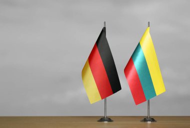 Almanya ve Litvanya 'nın bayrakları gri arka planda duruyor