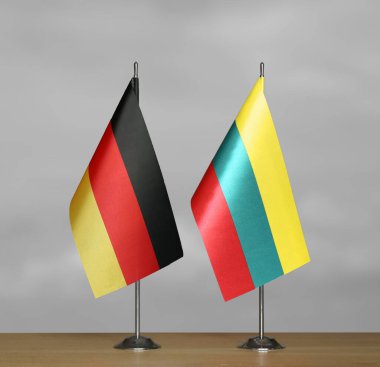 Almanya ve Litvanya 'nın bayrakları gri arka planda duruyor