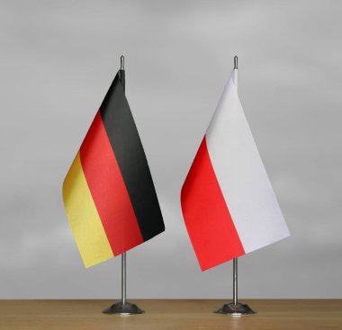 Almanya ve Polonya 'nın bayrakları gri arka planda duruyor