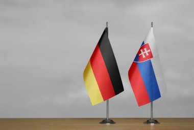 Almanya ve Slovakya 'nın bayrakları gri arka planda duruyor