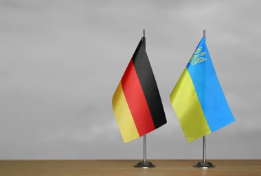 Almanya ve Ukrayna 'nın bayrakları gri arka planda duruyor