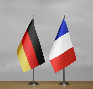 Almanya ve Fransa 'nın bayrakları gri arka planda duruyor