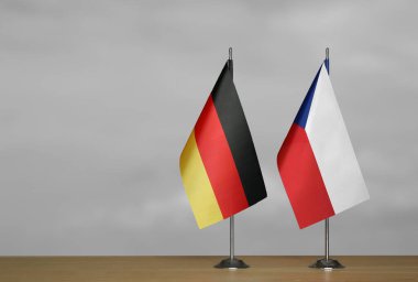 Almanya ve Çek Cumhuriyeti 'nin bayrakları gri arka planda duruyor