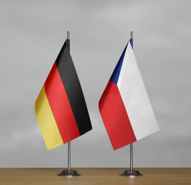 Almanya ve Çek Cumhuriyeti 'nin bayrakları gri arka planda duruyor