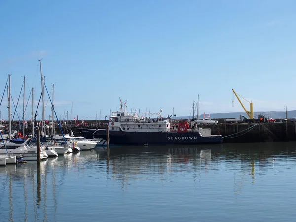 Scarborough, Kuzey Yorkshire, İngiltere - 11 Eylül 2022: Scarborough limanında yatları ve balıkçı tekneleri olan deniz yosunu tarım gemisi