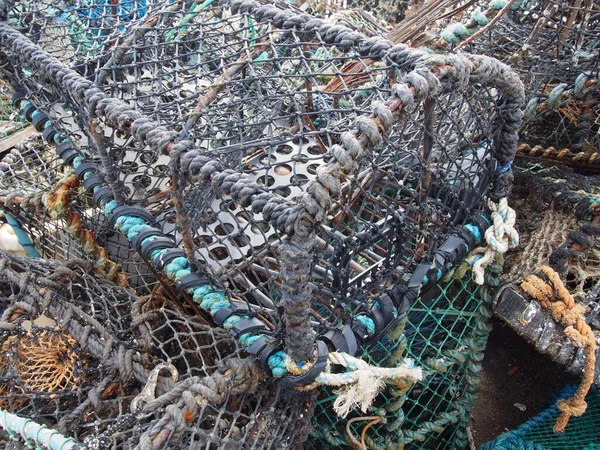 Scarborough Limanı 'nda bir araya toplanmış kabuklular için geleneksel balık avlamada kullanılan ıstakoz saksıları.