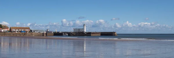 Long Panoramic Scenic View Scarborough Lighthouse Harbour Reflected Wet Beach — Stock Photo, Image