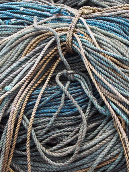 Στοίβα Από Παλιό Μπλε Τυλιγμένο Και Κόμπους Θαλάσσιο Σχοινί Αλιείας — Φωτογραφία Αρχείου