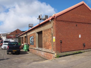 Scarborough, Kuzey Yorkshire, Birleşik Krallık - 11 Eylül 2022: Scarborough limanındaki fileto ve balık tüccarlarının yanına imza atın.