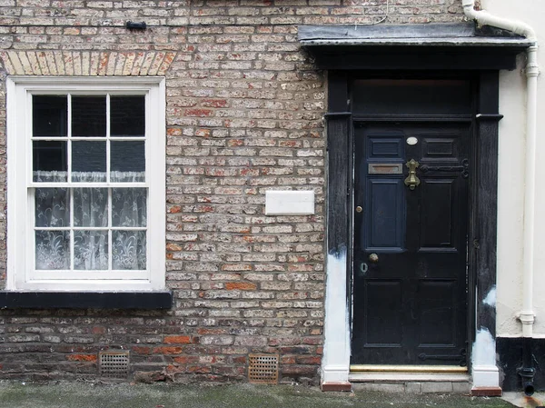 Πρόσοψη Ενός Παλιού Μικρού Αγγλικού Σπιτιού Από Τούβλα Μαύρη Ζωγραφισμένη Φωτογραφία Αρχείου