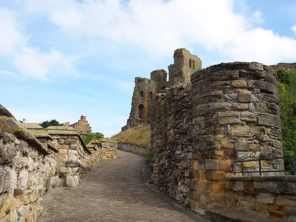 英国北约克郡斯卡伯勒 2022年9月12日 位于约克郡的被毁历史城堡的保存和墙壁景观 — 图库照片