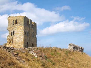 Scarborough, Kuzey Yorkshire, Birleşik Krallık - 12 Eylül 2022: Yorkshire 'daki yıkılmış tarihi Scarborough kalesinin tepe manzarası.