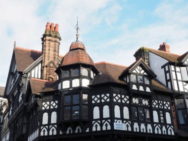 Chester şehir merkezinde, Bridge caddesinin köşesindeki eski yarı ahşap binalar.