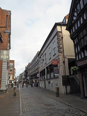 Chester, Cheshire, Birleşik Krallık - 20 Mart 2024: Watergate Caddesi Chester 'da insanlar dükkanların ve barların önünden geçiyor