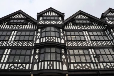 Geleneksel eski Tudor İngiliz tarzı Chester şehir merkezinde yarı ahşap binalar.