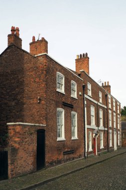 Chester İngiltere 'de kaldırımlı bir yoldaki geleneksel kırmızı tuğlalı Gürcü evleri sokağı.