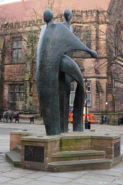 Chester mı? Cheshire, Birleşik Krallık - 20 Mart 2024: Chester heykelinin Broadbent Stüdyoları yakınlarındaki katedral ve Belediye Binası 'nda kutlanması