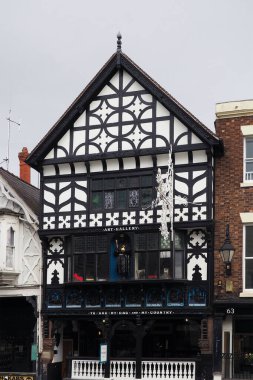 Chester, Cheshire, Birleşik Krallık - 20 Mart 2024: Köprü Caddesi Chester 'da kültablosu kafe olan eski ahşap bina