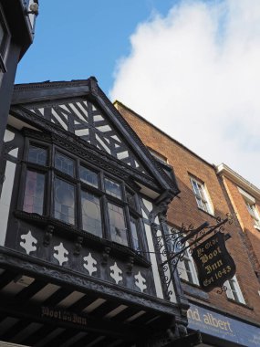 Chester mı? Cheshire, Birleşik Krallık - 20 Mart 2024: The Boot Inn, Eastgate Caddesi 'ndeki 17. yüzyıl halk evi ve Chester' daki Eastgate sırası.