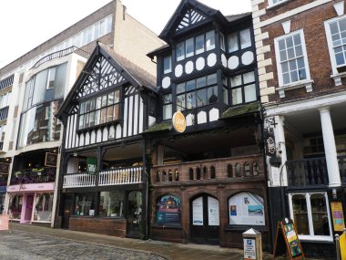 Chester, Cheshire, Birleşik Krallık - 20 Mart 2024: Watergate Caddesi Chester 'daki dükkanlar ve barlar